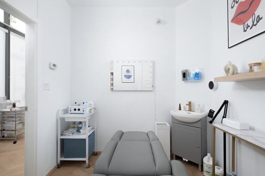 More Photos Of 98 Church st, Toronto General Retail For Sale