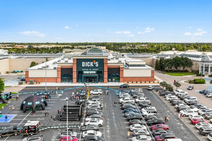 More Photos Of 6501 Bluebonnet Blvd, Baton Rouge Department Store For Sale