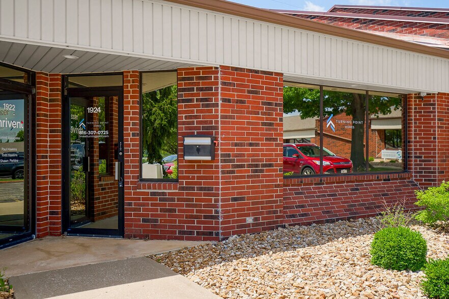 Primary Photo Of 1924 NW Copper Oaks Cir, Blue Springs Medical For Sale