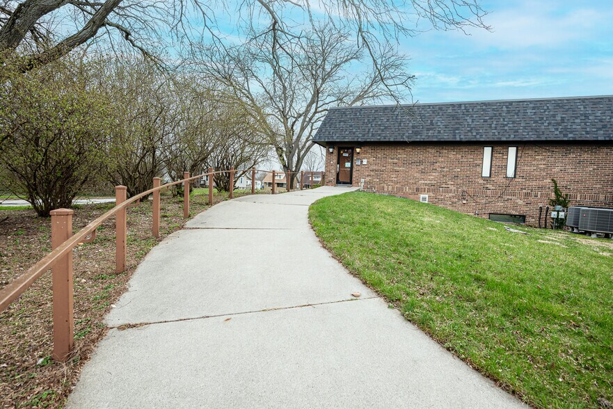 More Photos Of 1255 Engle St, Huntington Light Distribution For Sale