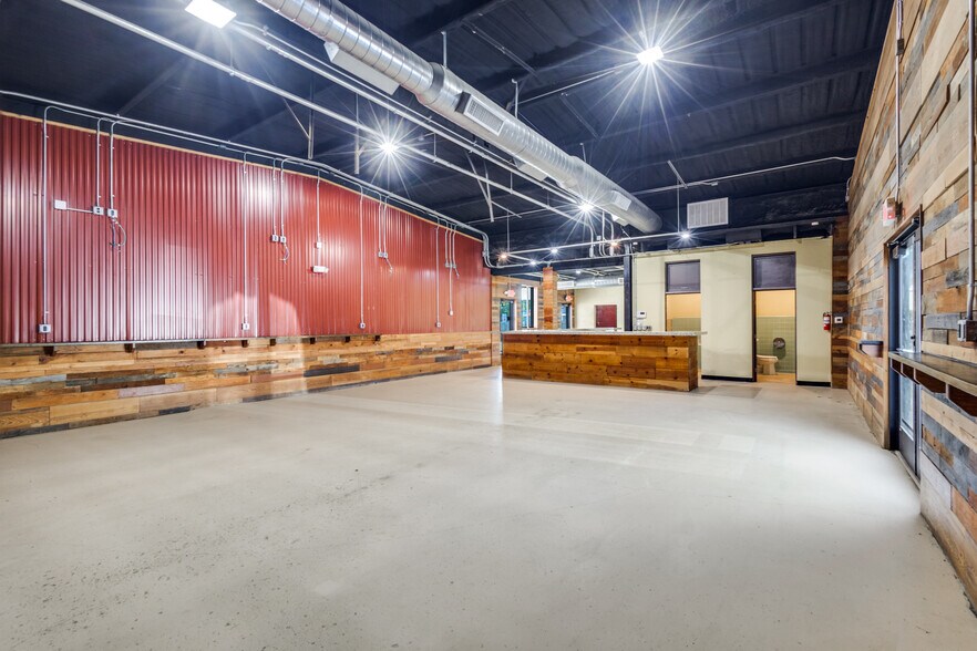 More Photos Of 400 S Elm St, Denton Auto Repair For Lease