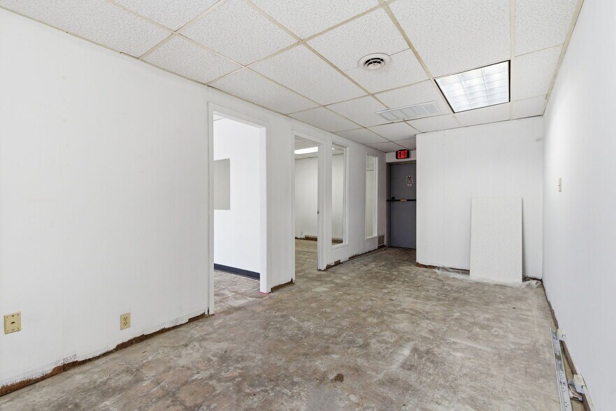 More Photos Of 1718 E Meadowmere St, Springfield General Retail For Lease