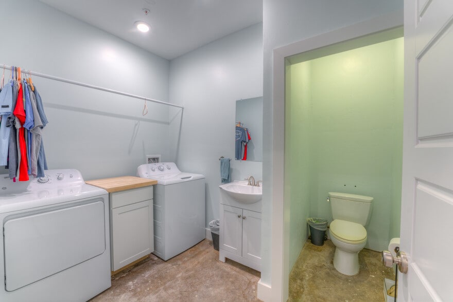 More Photos Of 405 Monroe Ave, Memphis Showroom For Sale