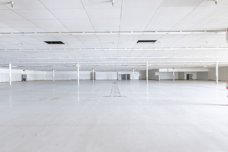 More Photos Of 1755 Wright Ave, Alma Health Club For Lease