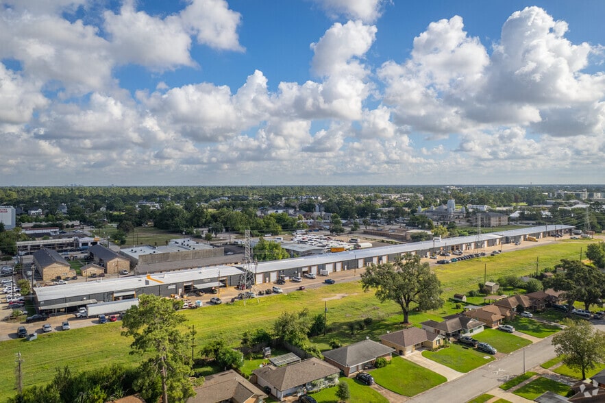 More Photos Of 3306 Ella Blvd, Houston Unknown For Lease