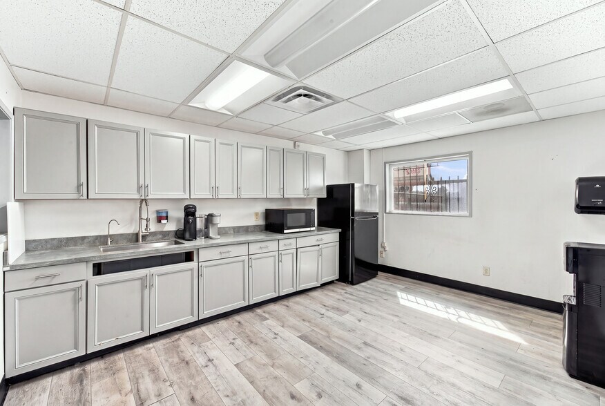 More Photos Of 945 E Lindsay, Stockton Warehouse For Sale