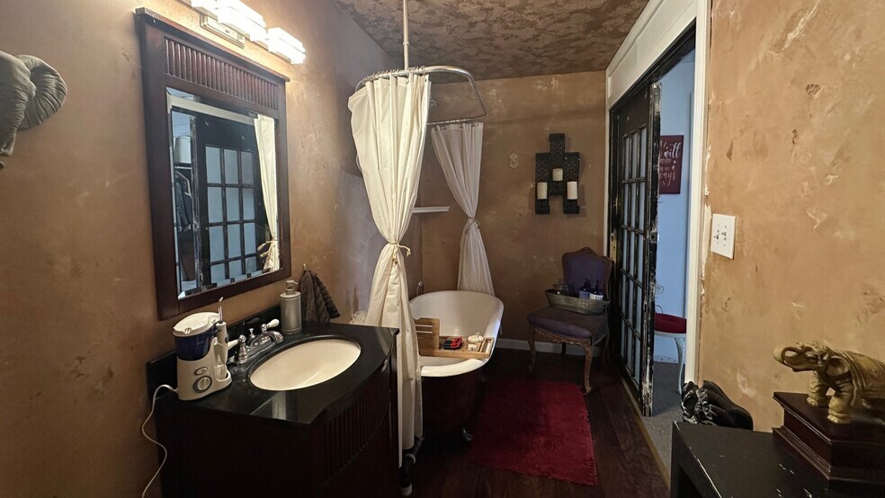 More Photos Of 537 14th St, Longview Storefront For Sale