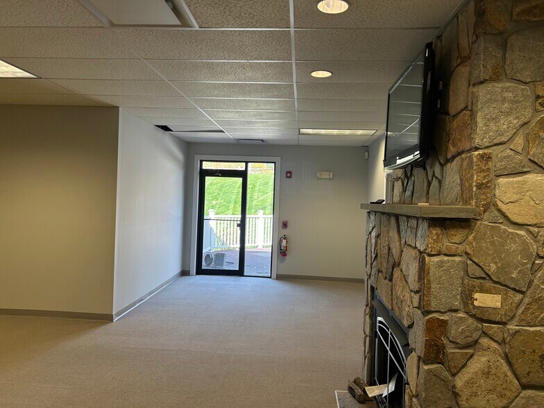 More Photos Of 86 Payne Rd, Danbury Warehouse For Lease