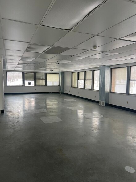 More Photos Of 8300 Dow Cir, Strongsville Light Distribution For Lease