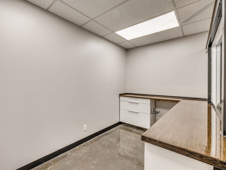 More Photos Of 9906 E 55th Pl, Tulsa Distribution For Sale