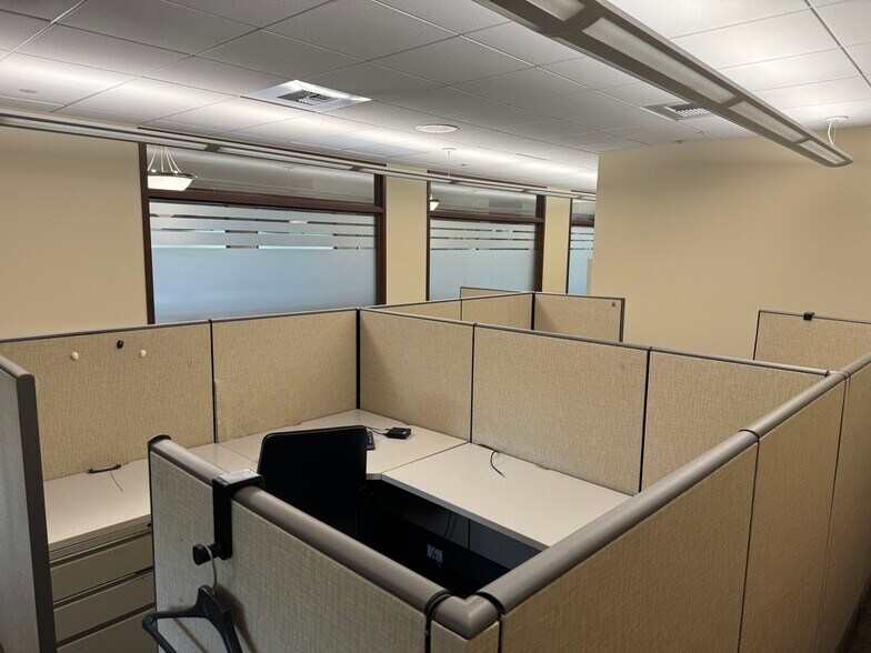 More Photos Of 109 Veterans Pky, Yorkville Office For Lease