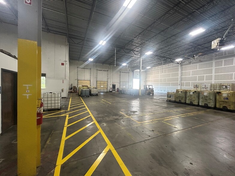 More Photos Of 11401-11445 Moog Dr, Saint Louis Distribution For Lease