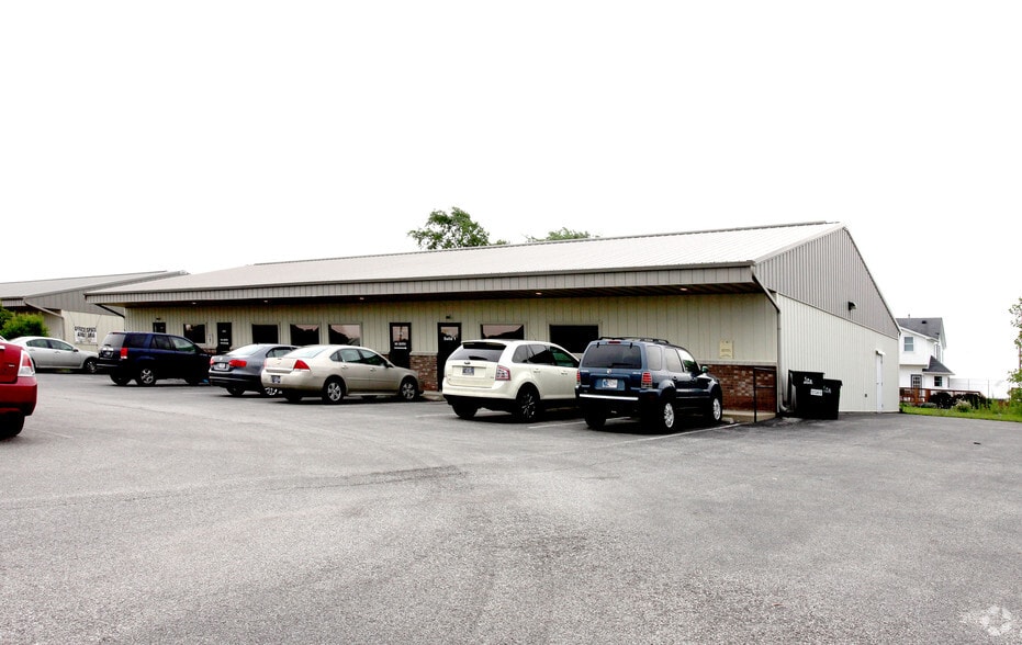 Primary Photo Of 2535 Parkway Dr, Shelbyville Office For Lease