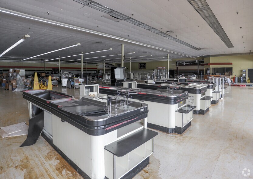 More Photos Of 11625 Fox Rd, Indianapolis Supermarket For Lease