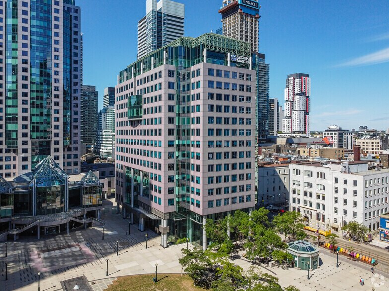 More Photos Of 225 King St W, Toronto Office For Lease