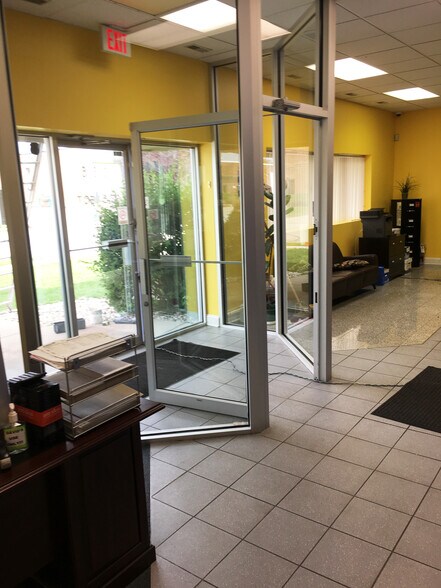 More Photos Of 353-355 Crossen Ave, Elk Grove Village Warehouse For Sale