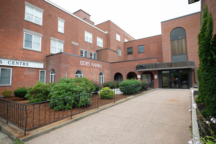 More Photos Of 935 Main St, Manchester Medical For Sale