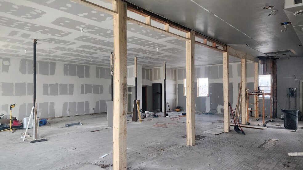 More Photos Of 5966 N Santa Monica Blvd, Whitefish Bay Storefront Retail Office For Sale