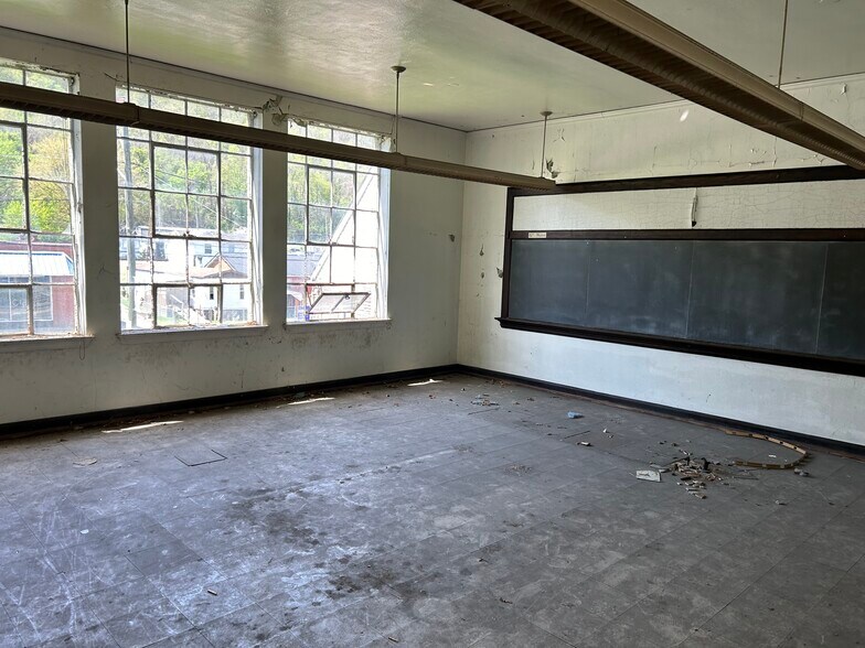 More Photos Of 8902 MacCorkle Ave, Marmet Office For Lease