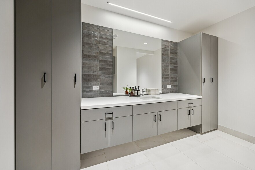 More Photos Of 99 Detering St, Houston Office For Lease