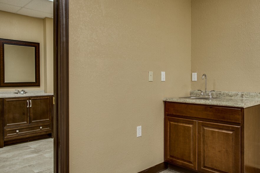 More Photos Of 3260 Southern Dr, Garland Medical For Lease