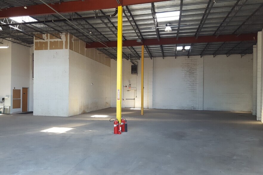 More Photos Of 399 Farmingdale Rd, West Babylon Warehouse For Lease