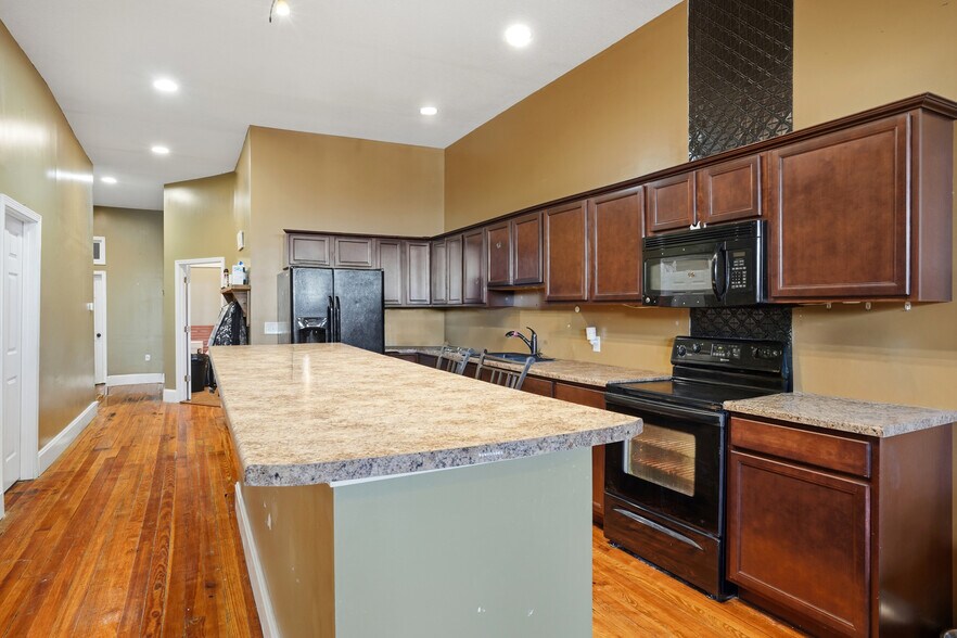 More Photos Of 103 N Allen St, Centralia General Retail For Sale