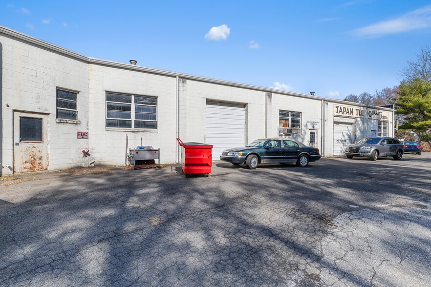 More Photos Of 55 Poplar St, Stamford Light Distribution For Sale