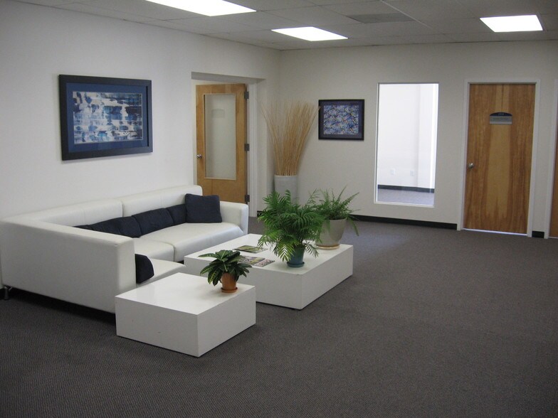 More Photos Of 76 Progress Dr, Stamford Research And Development For Lease