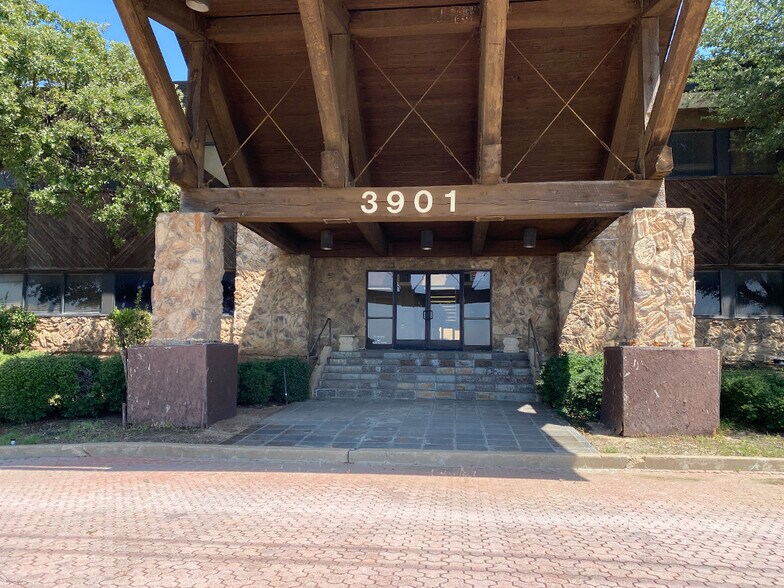 More Photos Of 3901 Airport Fwy, Bedford Office For Lease