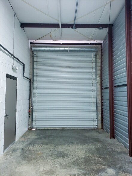 More Photos Of 14935 W 11 Mile Rd, Oak Park Self Storage For Lease