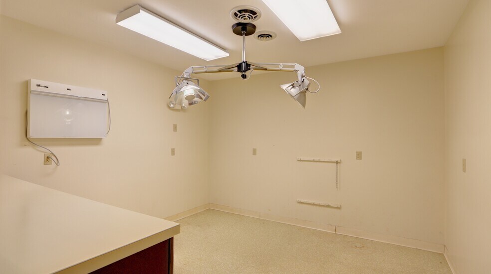 More Photos Of 762 Pre Emption Rd, Geneva Veterinarian Kennel For Sale