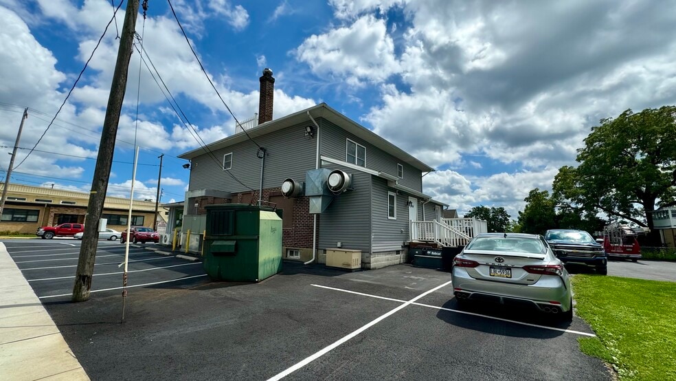 More Photos Of 550 S Main St, Nazareth General Retail For Sale