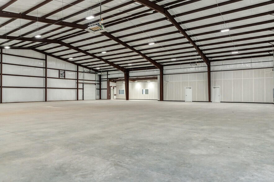 More Photos Of 9007 CR 6820, Lubbock Warehouse For Lease
