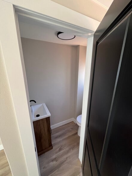 More Photos Of 10041 Commerce Ave, Tujunga Storefront For Sale