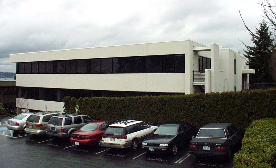 More Photos Of 5555 Lakeview Dr, Kirkland Office For Lease