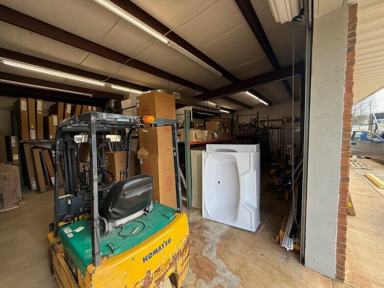 More Photos Of 1601 Spring Dr, Opelika Showroom For Lease