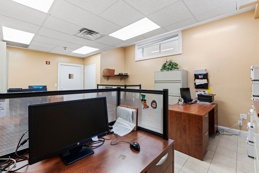 More Photos Of 2707 Hylan Blvd, Staten Island Office For Lease