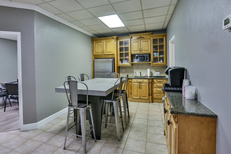 More Photos Of 711 Commercial Dr, Daytona Beach Manufacturing For Lease