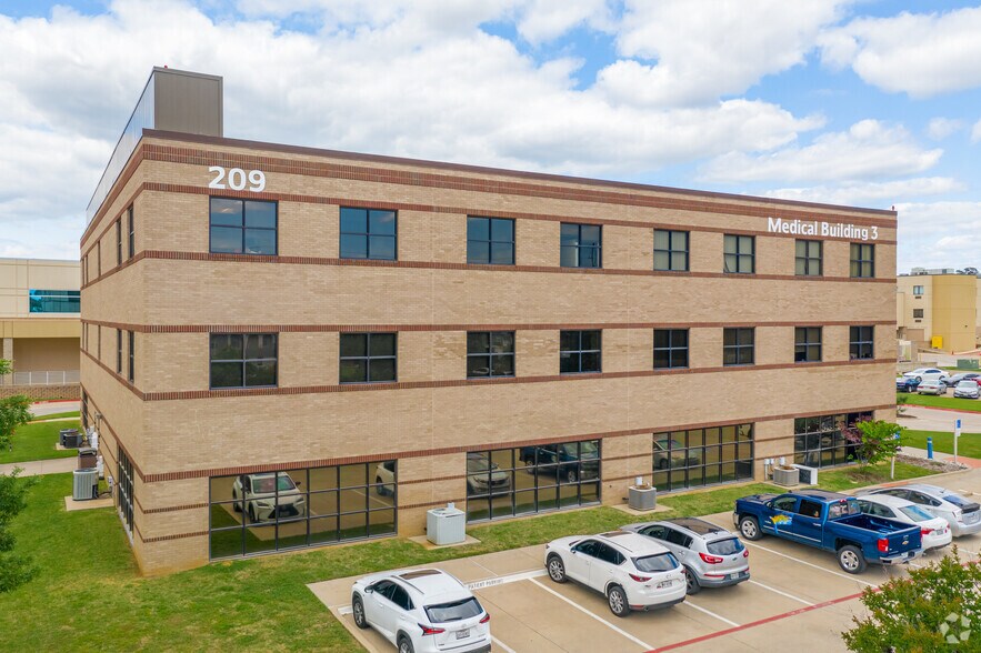 More Photos Of 209 N Bonnie Brae St, Denton Medical For Lease