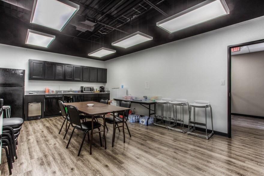 More Photos Of 6464 Brentwood Stair Rd, Fort Worth Office For Sale