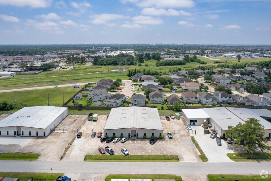 More Photos Of 11111-11115 Jones Rd W, Houston Light Distribution For Lease