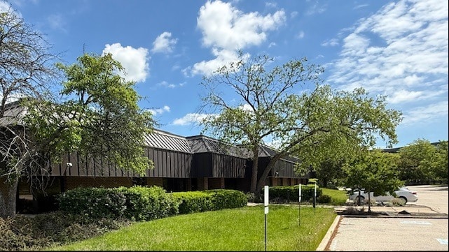 More Photos Of 425 Barclay Blvd, Lincolnshire Research And Development For Lease