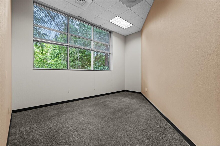 More Photos Of 6455 Lakeview Blvd, Lake Oswego Flex For Lease