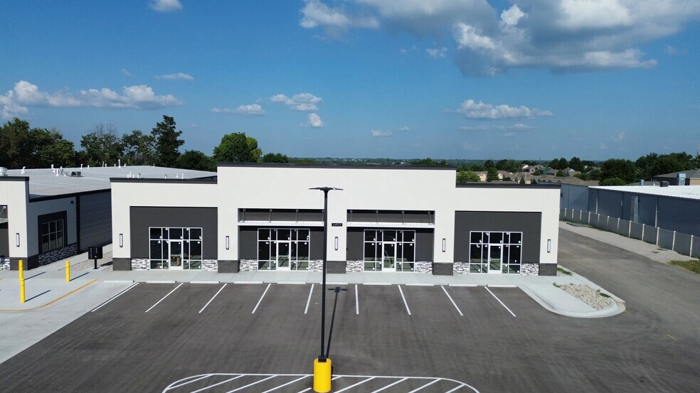 More Photos Of 14901-14903 US 169, Smithville General Retail For Lease