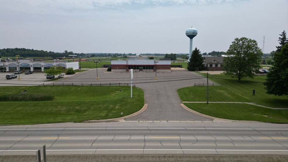 More Photos Of 4464 Huron St, North Branch Freestanding For Lease