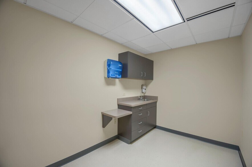 More Photos Of 21 Laurel Ave, Cornwall Medical For Lease