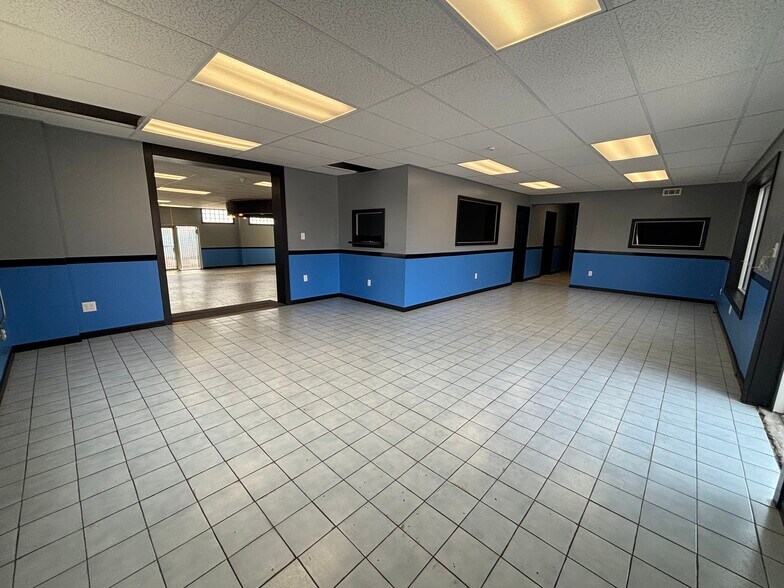 More Photos Of 301 W State Blvd, Fort Wayne Freestanding For Lease