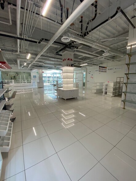 More Photos Of 450 S Western Ave, Los Angeles Freestanding For Lease