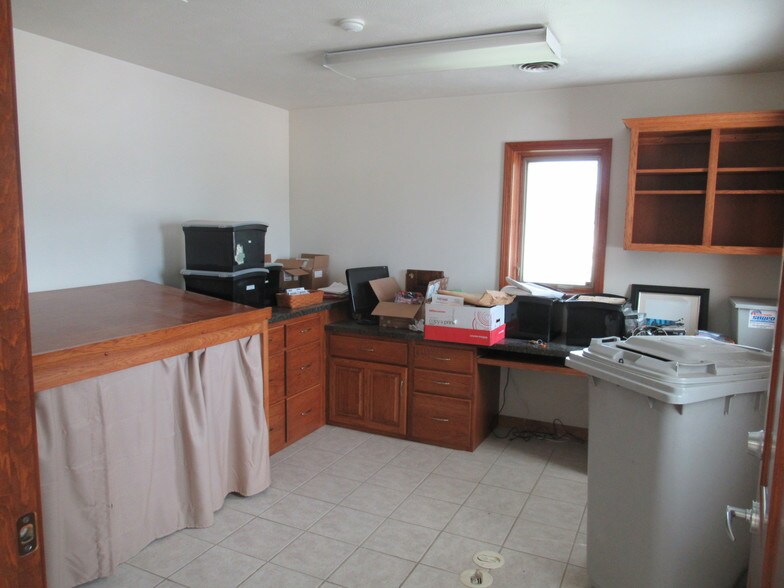 More Photos Of 3105 Great Northern, Springfield Warehouse For Sale